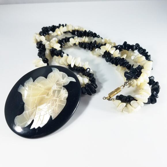 Vintage Mother of Pearl Owl Pendant Necklace Black Lucite & Shell Beads 1970s - Picture 4 of 8